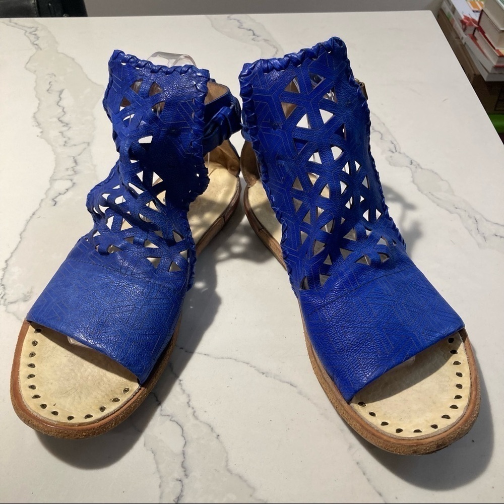 A.S. 98 Sz 39 Gladiator Style Laser Cut Out Electric Blue Leather Sandals